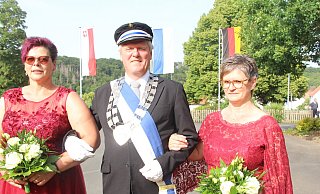 Frank Herwig regiert mit den Hofdamen Petra Laudage (l.) und Meike Richter. - Burkhard Battran Frank Herwig regiert mit den Hofdamen Petra Laudage (l.) und Meike Richter. - Burkhard Battran