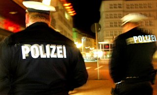 Die zuerst eingetroffenen Polizisten sahen sich offenbar einer so aufgebrachten Gruppe gegenüber, dass sieben Streifenwagenbesatzungen nachalarmiert wurden. - Sarah Jonek (Archivfoto/Symbolfoto) Die zuerst eingetroffenen Polizisten sahen sich offenbar einer so aufgebrachten Gruppe gegenüber, dass sieben Streifenwagenbesatzungen nachalarmiert wurden. - Sarah Jonek (Archivfoto/Symbolfoto)