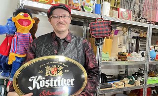 Jan Plaßmann hat ein Faible für alte Emailleschilder. - Natalie Gottwald Jan Plaßmann hat ein Faible für alte Emailleschilder. - Natalie Gottwald