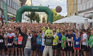Startschuss um Punkt 18 Uhr für den großen Firmenlauf in der zehnten Auflage in Höxter. Und dann geht’s los. - Thomas Kube Startschuss um Punkt 18 Uhr für den großen Firmenlauf in der zehnten Auflage in Höxter. Und dann geht’s los. - Thomas Kube