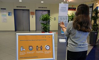 Bei Bedarf wird den Besuchern erklärt, wie die richtige Handdesinfektion funktioniert. - Klinikum Herford Bei Bedarf wird den Besuchern erklärt, wie die richtige Handdesinfektion funktioniert. - Klinikum Herford