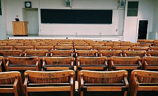 Leere Hörsäle sind an den Unis momentan ein gewohntes Bild. Wie viele Studierende nach der Krise überhaupt an die Hochschulen zurückkehren, ist ungewiss. Studierendenvertretungen befürchten hohe Abbrecherzahlen. - Symbolbild: Pixabay Leere Hörsäle sind an den Unis momentan ein gewohntes Bild. Wie viele Studierende nach der Krise überhaupt an die Hochschulen zurückkehren, ist ungewiss. Studierendenvertretungen befürchten hohe Abbrecherzahlen. - Symbolbild: Pixabay