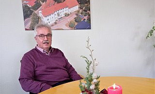 Seit gut einem Jahr ist Norbert Hofnagel Bürgermeister in Willebadessen. Das Foto zeigt ihn im Büro unter dem Foto des Rathauses der Stadt in der Zehntscheune in Peckelsheim. - Simone Flörke Seit gut einem Jahr ist Norbert Hofnagel Bürgermeister in Willebadessen. Das Foto zeigt ihn im Büro unter dem Foto des Rathauses der Stadt in der Zehntscheune in Peckelsheim. - Simone Flörke