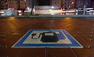 Die Bundesregierung wollte bis zum Jahr 2030 mindestens 15 Millionen Batterieautos auf den Straßen. Nach Hochrechnung der Unternehmensberatung Deloitte könnten es gut 11 Millionen werden. - Hannes P. Albert/dpa Die Bundesregierung wollte bis zum Jahr 2030 mindestens 15 Millionen Batterieautos auf den Straßen. Nach Hochrechnung der Unternehmensberatung Deloitte könnten es gut 11 Millionen werden. - Hannes P. Albert/dpa