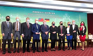 Deutsche Parlamentarier im Außenministerium in Taipeh. - Yu-Tzu Chiu/dpa Deutsche Parlamentarier im Außenministerium in Taipeh. - Yu-Tzu Chiu/dpa