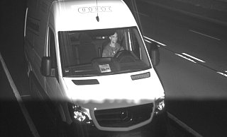 Der gestohlene Transporter wurde am frühen Morgen des 5. Septembers bei Stadthagen auf der B65 von einem Blitzer fotografiert. - Polizei Minden-Lübbecke Der gestohlene Transporter wurde am frühen Morgen des 5. Septembers bei Stadthagen auf der B65 von einem Blitzer fotografiert. - Polizei Minden-Lübbecke