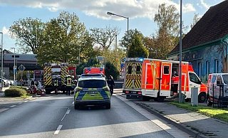 Nach dem Unfall war die Weihestraße gesperrt. - Feuerwehr Löhne Nach dem Unfall war die Weihestraße gesperrt. - Feuerwehr Löhne