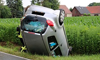 In Folge des Unfalls überschlug sich das Auto und landete auf dem Dach. - Polizei Minden-Lübbecke In Folge des Unfalls überschlug sich das Auto und landete auf dem Dach. - Polizei Minden-Lübbecke