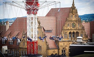 Kirmesspaß in luftiger Höhe: Nicht nur der Leinewebermarkt lockt 2025 Besucherinnen mit spaßigen Attraktionen wie hier im Kettenkarussel - ein Überblick. - Mike-Dennis Müller / www.mdm.photo Kirmesspaß in luftiger Höhe: Nicht nur der Leinewebermarkt lockt 2025 Besucherinnen mit spaßigen Attraktionen wie hier im Kettenkarussel - ein Überblick. - Mike-Dennis Müller / www.mdm.photo