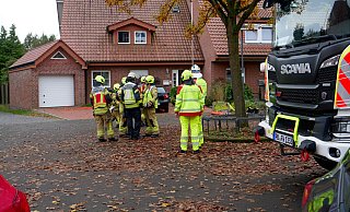 Bei einem Brand im Erdgeschoss eines Wohnhauses an der Straße Auf dem Bieleken in Schloß Neuhaus zog sich ein 60 Jahre alter Bewohner eine schwere Rauchgasvergiftung zu. - Ralph Meyer Bei einem Brand im Erdgeschoss eines Wohnhauses an der Straße Auf dem Bieleken in Schloß Neuhaus zog sich ein 60 Jahre alter Bewohner eine schwere Rauchgasvergiftung zu. - Ralph Meyer