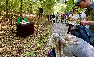 Die Schauspielerin Natascha Mamier inspiriert die Wanderer mit Gedanken über das Gehen aus "Wanderslust" von Rebecca Solnit zur Selbstbeobachtung unterwegs. - Ann-Britta Dohle Die Schauspielerin Natascha Mamier inspiriert die Wanderer mit Gedanken über das Gehen aus "Wanderslust" von Rebecca Solnit zur Selbstbeobachtung unterwegs. - Ann-Britta Dohle