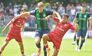 Diesmal ist oftmals kein Durchkommen: Güterslohs Luis Frieling (m.) bleibt im Heimspiel gegen Fortuna Düsseldorfs U23 diesmal weitgehend blass. Die 1:3-Niederlage vor 2.002 Zuschauern im Heidewald ist trotzdem absolut vermeidbar. - Jens Dünhölter Diesmal ist oftmals kein Durchkommen: Güterslohs Luis Frieling (m.) bleibt im Heimspiel gegen Fortuna Düsseldorfs U23 diesmal weitgehend blass. Die 1:3-Niederlage vor 2.002 Zuschauern im Heidewald ist trotzdem absolut vermeidbar. - Jens Dünhölter
