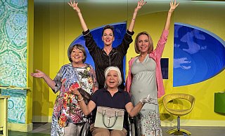 Vier Damen auf der Suche nach sich selbst: Angelika Mann, Franziska Becker, Laura Leyd (v. l.) und im Rollstuhl Ursula Berlinghoff. - Simone Weiss Vier Damen auf der Suche nach sich selbst: Angelika Mann, Franziska Becker, Laura Leyd (v. l.) und im Rollstuhl Ursula Berlinghoff. - Simone Weiss
