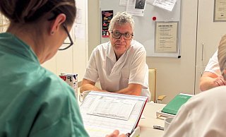 Das Praktikum beginnt pünktlich um 20 Uhr: Christian Haase erhält einen intensiven Einblick über die aktuelle Patientenbelegung in der kommenden Nachtschicht auf Station im St.-Ansgar-Krankenhaus Höxter. - rw-system Das Praktikum beginnt pünktlich um 20 Uhr: Christian Haase erhält einen intensiven Einblick über die aktuelle Patientenbelegung in der kommenden Nachtschicht auf Station im St.-Ansgar-Krankenhaus Höxter. - rw-system