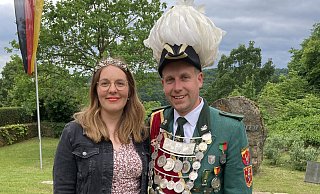 Mark und Verena Heinemann regieren die Schützen in Dringenberg. - Schützen Dringenberg Mark und Verena Heinemann regieren die Schützen in Dringenberg. - Schützen Dringenberg