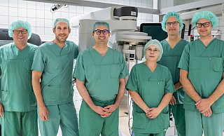 Freuen sich über das Eintreffen des da Vinci SP-Operationssystems: (v.l.) Thomas Breidenbach (Vorstand der KKHB), Christian Meyer (Direktor der Universitätsklinik für Urologie), Andreas Krieg (Direktor der Universitätsklinik für Allgemein- und Viszeralchirurgie, Thoraxchirurgie und Proktologie), Dominique Moise (Chefärztin der Klinik für Frauenheilkunde), Andreas Schroeder (Medizinischer Vorstand der KKHB), Christopher Seegert (Leitung Zentrales OP-Management der KKHB). - Kreiskliniken Herford-Bünde Freuen sich über das Eintreffen des da Vinci SP-Operationssystems: (v.l.) Thomas Breidenbach (Vorstand der KKHB), Christian Meyer (Direktor der Universitätsklinik für Urologie), Andreas Krieg (Direktor der Universitätsklinik für Allgemein- und Viszeralchirurgie, Thoraxchirurgie und Proktologie), Dominique Moise (Chefärztin der Klinik für Frauenheilkunde), Andreas Schroeder (Medizinischer Vorstand der KKHB), Christopher Seegert (Leitung Zentrales OP-Management der KKHB). - Kreiskliniken Herford-Bünde
