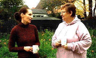 Verena Falk (links) und Angela Krieger von der Igelhilfe Herford-OWL haben derzeit zahlrecihe Schützlinge zu versorgen. Derzeit tun sie das im Keller und auf dem Dachboden ihrer Privathäuser. Doch auf Dauer geht das so nicht weiter. - Natalie Gottwald Verena Falk (links) und Angela Krieger von der Igelhilfe Herford-OWL haben derzeit zahlrecihe Schützlinge zu versorgen. Derzeit tun sie das im Keller und auf dem Dachboden ihrer Privathäuser. Doch auf Dauer geht das so nicht weiter. - Natalie Gottwald