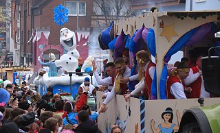 Närrische Fröhlichkeit schenkten die unzähligen Teilnehmer beim Rosenmontagszug in Steinheim den mehr als 20.000 Besuchern. - David Schellenberg Närrische Fröhlichkeit schenkten die unzähligen Teilnehmer beim Rosenmontagszug in Steinheim den mehr als 20.000 Besuchern. - David Schellenberg