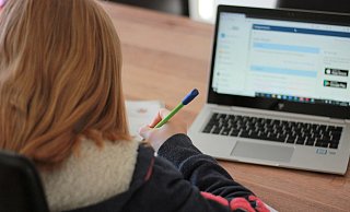 Die Schulen konnten in der Corona-Krise ihren Präsenz-Unterricht nicht mal ansatzweise in der Schule digital organisieren. - Nicole Dresch Die Schulen konnten in der Corona-Krise ihren Präsenz-Unterricht nicht mal ansatzweise in der Schule digital organisieren. - Nicole Dresch