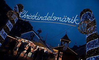 Der «Christkindelsmärik» in Straßburg - was dort verkauft werden darf und was nicht, will die Elsass-Metropole ganz genau festlegen. - Marijan Murat/dpa Der «Christkindelsmärik» in Straßburg - was dort verkauft werden darf und was nicht, will die Elsass-Metropole ganz genau festlegen. - Marijan Murat/dpa