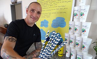 Marco Bunge ist Studioleiter vom Fit4Fun in Salzkotten. In seinem Fitnessstudio wird es ab sofort keine Strohhalme aus Plastik mehr geben. Er setzt auf blau-weiß gestreiftes Papier und Mehrweg-Flaschen und -Becher. - Kristina Grube Marco Bunge ist Studioleiter vom Fit4Fun in Salzkotten. In seinem Fitnessstudio wird es ab sofort keine Strohhalme aus Plastik mehr geben. Er setzt auf blau-weiß gestreiftes Papier und Mehrweg-Flaschen und -Becher. - Kristina Grube