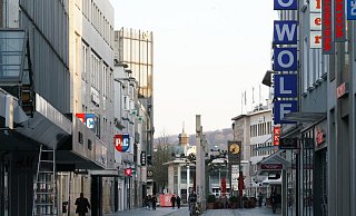 Kleinere Geschäfte sollen bald wieder öffnen dürfen. In der Bahnhofstraße mit ihren Waren- und Modehäusern sowie großen Niederlassungen von Filialisten werden viele Geschäfte allerdings noch geschlossen bleiben müssen. - Peter Unger Kleinere Geschäfte sollen bald wieder öffnen dürfen. In der Bahnhofstraße mit ihren Waren- und Modehäusern sowie großen Niederlassungen von Filialisten werden viele Geschäfte allerdings noch geschlossen bleiben müssen. - Peter Unger