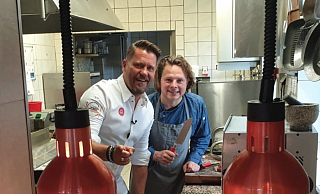 Koch Denis Mann (rechts) empfing den prominenten Gast in seinem Heiligtum, der Küche des Mann & Metzger. Dort ließ sich der Gastronom von einem Kamerateam über die Schulter schauen. - Mann & Metzger Koch Denis Mann (rechts) empfing den prominenten Gast in seinem Heiligtum, der Küche des Mann & Metzger. Dort ließ sich der Gastronom von einem Kamerateam über die Schulter schauen. - Mann & Metzger