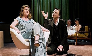 Karenin (Johannes Lehmann) nähert sich noch einmal seiner Frau Anna (Christina Huckle) an, die aber Wronski liebt. Im Hintergrund sitzen Lewin (Alexander Swoboda) und Kitty (Anna Schumacher), die gerade erst geheiratet haben. - FOTO: PHILIPP OTTENDÖRFER Karenin (Johannes Lehmann) nähert sich noch einmal seiner Frau Anna (Christina Huckle) an, die aber Wronski liebt. Im Hintergrund sitzen Lewin (Alexander Swoboda) und Kitty (Anna Schumacher), die gerade erst geheiratet haben. - FOTO: PHILIPP OTTENDÖRFER