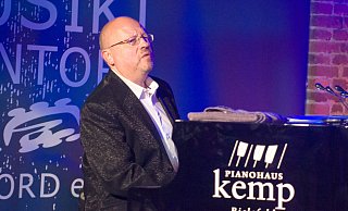 Der Ausnahmepianist Frank Chastenier war schon mit Max Mutzke im Musik Kontor. Jetzt präsentiert er einen Balladen-Abend. - Ralf Bittner Der Ausnahmepianist Frank Chastenier war schon mit Max Mutzke im Musik Kontor. Jetzt präsentiert er einen Balladen-Abend. - Ralf Bittner