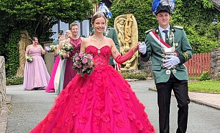 Das strahlende Königspaar Marleen Menne und Ken Horsthemke führt den Festumzug an. - Burkhard Battran Das strahlende Königspaar Marleen Menne und Ken Horsthemke führt den Festumzug an. - Burkhard Battran