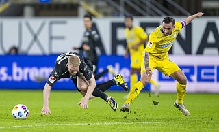 Braunschweigs Kapitän Robin Krauße (r.) und Kai Klefisch sorgten nach der Pause dafür, dass Tore fielen. Klefisch verschuldete das 0:1, der Ex-Paderborner Krauße das 1:1. - picture alliance/dpa Braunschweigs Kapitän Robin Krauße (r.) und Kai Klefisch sorgten nach der Pause dafür, dass Tore fielen. Klefisch verschuldete das 0:1, der Ex-Paderborner Krauße das 1:1. - picture alliance/dpa