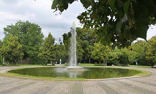 Die Sanierung des Jordansprudels verschiebt sich auf unbestimmte Zeit. Das Wahrzeichen sprudelt vorerst weiter nur mit Werre-Wasser. - Ulf Hanke Die Sanierung des Jordansprudels verschiebt sich auf unbestimmte Zeit. Das Wahrzeichen sprudelt vorerst weiter nur mit Werre-Wasser. - Ulf Hanke