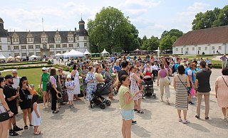 Schon bei der Eröffnung des Fests der Begegnung versammelten sich viele Besucher vor der Bühne. - Moritz Jülich Schon bei der Eröffnung des Fests der Begegnung versammelten sich viele Besucher vor der Bühne. - Moritz Jülich