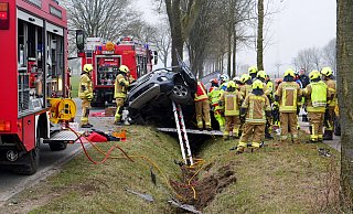 Beim einem schweren Verkehrsunfall auf dem Kreuzweg (L937) bei Bad Lippspringe werden drei Personen verletzt, eine davon schwer. - Ralph Meyer Beim einem schweren Verkehrsunfall auf dem Kreuzweg (L937) bei Bad Lippspringe werden drei Personen verletzt, eine davon schwer. - Ralph Meyer
