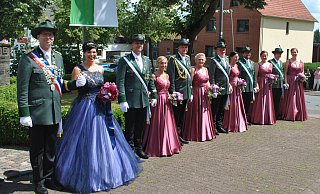 Das Buker Königspaar Andreas und Claudia Bertelt (v. l.) mit Markus mit Jessica Bertelt, Dirk mit Bianca Block, Olaf mit Tanja Heimsath, Matthias mit Donata Bertelt sowie Stefan mit Larissa Bentler. - Lennart Schlütz Das Buker Königspaar Andreas und Claudia Bertelt (v. l.) mit Markus mit Jessica Bertelt, Dirk mit Bianca Block, Olaf mit Tanja Heimsath, Matthias mit Donata Bertelt sowie Stefan mit Larissa Bentler. - Lennart Schlütz