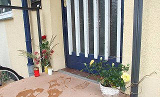 Im Reihenhaus-Eingang Rahdener Straße 19 hatten Espelkamper Bürger Blumen und Kerzen abgelegt. - Karsten Schulz Im Reihenhaus-Eingang Rahdener Straße 19 hatten Espelkamper Bürger Blumen und Kerzen abgelegt. - Karsten Schulz