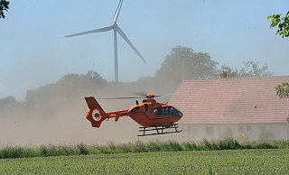 Wird ein Mensch bei einem Unglück schwer oder lebensgefährlich verletzt, wird von den Einsatzkräften oft ein Rettungshubschrauber angefordert. - Joern Spreen-Ledebur (Symbolbild) Wird ein Mensch bei einem Unglück schwer oder lebensgefährlich verletzt, wird von den Einsatzkräften oft ein Rettungshubschrauber angefordert. - Joern Spreen-Ledebur (Symbolbild)
