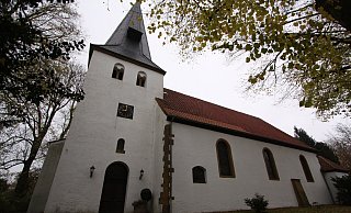 Die St.-Gangolf-Kirche in Hiddenhausen steht unter Denkmalschutz. Hier und in Eilshausen sollen ab Januar die Gottesdienste stattfinden. - Björn Kenter Die St.-Gangolf-Kirche in Hiddenhausen steht unter Denkmalschutz. Hier und in Eilshausen sollen ab Januar die Gottesdienste stattfinden. - Björn Kenter
