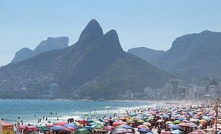 Gegen Rios meistgesuchten Kriminellen sollen mindestens zwölf Haftbefehle vorliegen. Nun hat er sich der Polizei gestellt. (Archivbild) - Eos80d, Jose Lucena/TheNEWS2 via ZUMA Press Wire/dpa Gegen Rios meistgesuchten Kriminellen sollen mindestens zwölf Haftbefehle vorliegen. Nun hat er sich der Polizei gestellt. (Archivbild) - Eos80d, Jose Lucena/TheNEWS2 via ZUMA Press Wire/dpa