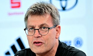 Der DOSB-Präsident spricht in einem Interview auch über Trainer-Gehälter und Olympia-Aussichten. - Sina Schuldt/dpa Der DOSB-Präsident spricht in einem Interview auch über Trainer-Gehälter und Olympia-Aussichten. - Sina Schuldt/dpa