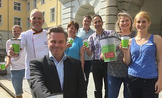 Heinz Kleine (Café Kleine und Markthalle), Thomas Pollmeier Bäckerei Pollmeier/Lechtermann), Bürgermeister Tim Kähler, Daniela Aug (Kantine des Mathilden-Hospitals), Daniel Schnarre (Herringhauser Holzofenbäckerei Schnarre), Afif Boudaouara (Tee Cupdor in der Markthalle), Pia Loose (Pro Herford) und Klima-Managerin Laetitia Müller. - Corina Lass Heinz Kleine (Café Kleine und Markthalle), Thomas Pollmeier Bäckerei Pollmeier/Lechtermann), Bürgermeister Tim Kähler, Daniela Aug (Kantine des Mathilden-Hospitals), Daniel Schnarre (Herringhauser Holzofenbäckerei Schnarre), Afif Boudaouara (Tee Cupdor in der Markthalle), Pia Loose (Pro Herford) und Klima-Managerin Laetitia Müller. - Corina Lass
