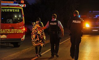 Die Polizisten führen den Festgenommenen ab. - Christian Mathiesen Die Polizisten führen den Festgenommenen ab. - Christian Mathiesen