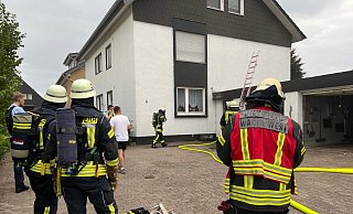 Die Drehleiter musste nicht zum Einsatz kommen, um die vermeintlich im Gebäude eingeschlossene Person zu retten. Alle Bewohner konnten sich selbst rechtzeitig in Sicherheit bringen. - Paul Brinkmann Die Drehleiter musste nicht zum Einsatz kommen, um die vermeintlich im Gebäude eingeschlossene Person zu retten. Alle Bewohner konnten sich selbst rechtzeitig in Sicherheit bringen. - Paul Brinkmann