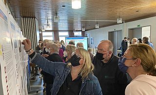Mit bunten Klebepunkten konnten die Teilnehmer der Präsentation ihre Favoriten markieren. - Nicole Sielermann Mit bunten Klebepunkten konnten die Teilnehmer der Präsentation ihre Favoriten markieren. - Nicole Sielermann