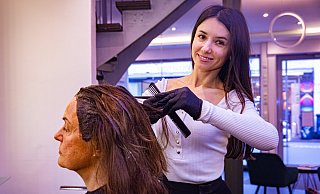Ich bin sehr dankbar, dass ich hier arbeiten kann", sagt Inna Makhmutova. Bei der Arbeit, wie hier beim Ansätzefärben im Friseursalon in der Bielefelder Altstadt, lernt sie immer neue Wörter hinzu. - Mike-Dennis Müller Ich bin sehr dankbar, dass ich hier arbeiten kann", sagt Inna Makhmutova. Bei der Arbeit, wie hier beim Ansätzefärben im Friseursalon in der Bielefelder Altstadt, lernt sie immer neue Wörter hinzu. - Mike-Dennis Müller