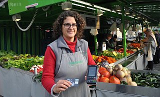 Ohne Bargeld: Wie auch im Supermarkt können Kunden auf dem Wochenmarkt ihr Gemüse mit Karte zahlen. - Julia Lichtnecker Ohne Bargeld: Wie auch im Supermarkt können Kunden auf dem Wochenmarkt ihr Gemüse mit Karte zahlen. - Julia Lichtnecker