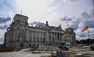 Die Baustelle vor dem Reichstagsgebäude könnte auch eine Metapher für die vielen Baustellen der Ampel-Regierung derzeit sein. - Britta Pedersen/dpa Die Baustelle vor dem Reichstagsgebäude könnte auch eine Metapher für die vielen Baustellen der Ampel-Regierung derzeit sein. - Britta Pedersen/dpa