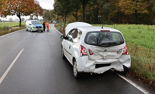 Die beiden Autos werden bei dem Auffahrunfall auf der Kaunitzer Straße erheblich beschädigt. - Feuerwehr Die beiden Autos werden bei dem Auffahrunfall auf der Kaunitzer Straße erheblich beschädigt. - Feuerwehr