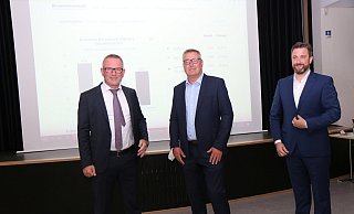 UWG-Kandidat André Kunst (Mitte) gewann zwar seinen Wahlkreis, ist aber bei der Stichwahl zum Bürgermeister aus dem Rennen. Die Stichwahl tragen Harald Loermann (l.) und Amtsinhaber Marco Diethelm (r.) in zwei Wochen aus. - Robert Becker UWG-Kandidat André Kunst (Mitte) gewann zwar seinen Wahlkreis, ist aber bei der Stichwahl zum Bürgermeister aus dem Rennen. Die Stichwahl tragen Harald Loermann (l.) und Amtsinhaber Marco Diethelm (r.) in zwei Wochen aus. - Robert Becker