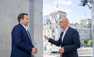 SPD-Parteichef Lars Klingbeil beim ARD-Sommerinterview. - Christophe Gateau/dpa SPD-Parteichef Lars Klingbeil beim ARD-Sommerinterview. - Christophe Gateau/dpa